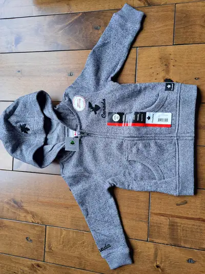Chandail/Hoodie gris Canada, bebe, gr. 2ans, neuf, 5$, View more