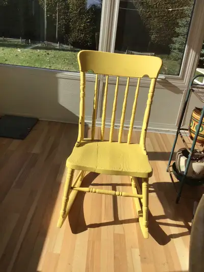 chaise berçante ancienne., View more