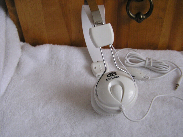 DB Decibel Headset in Headphones in London - Image 2