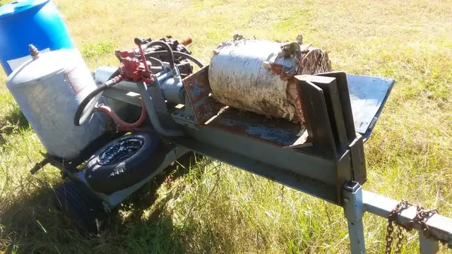 LOGSPLITTER - WOODSPLITTER - Needs a little work - $1100 in Outdoor Tools & Storage in Muskoka - Image 4