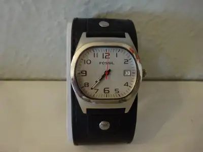 homme avec bracelet large en cuir noir, View more