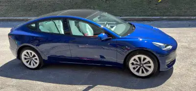 Beautiful blue tesla model 3 SR+ with 19 inch wheels and gorgeous white interior. Only 29,450 klm !...