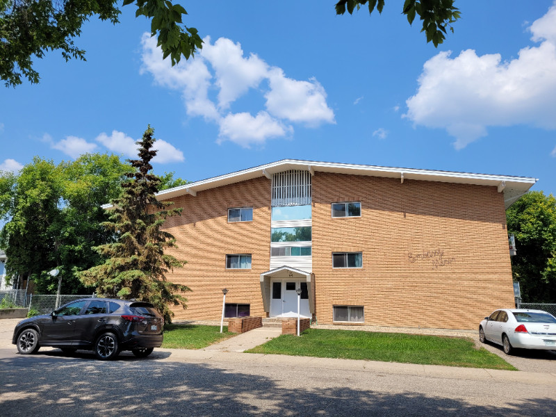 2 bedroom apartment Sept 1 or Aug 15 in adult only Embassy Manor Long