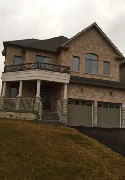 4 bedrooms detached house ,laundryroom upper level