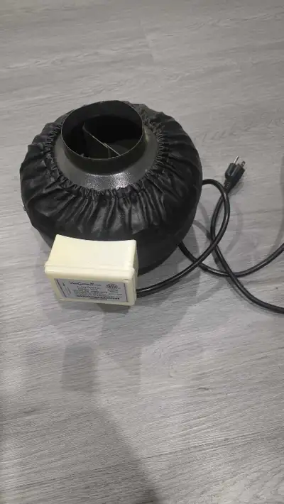 This YouGrowIt.ca in-line duct fan, model IF4-B, is designed for efficient air movement in ventilati...