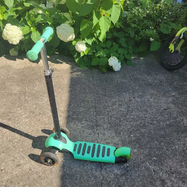 Trotinette 3 roues in Kids in Laval / North Shore - Image 3