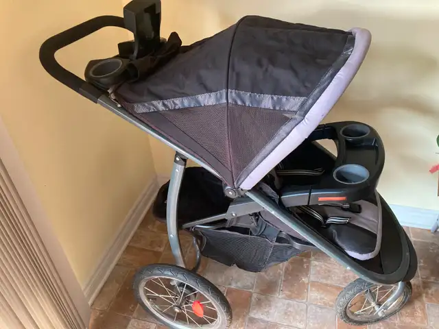 Graco foldable jogging stroller in Strollers, Carriers & Car Seats in Gatineau - Image 4