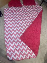 Reversible Pink comforter with matching cases 