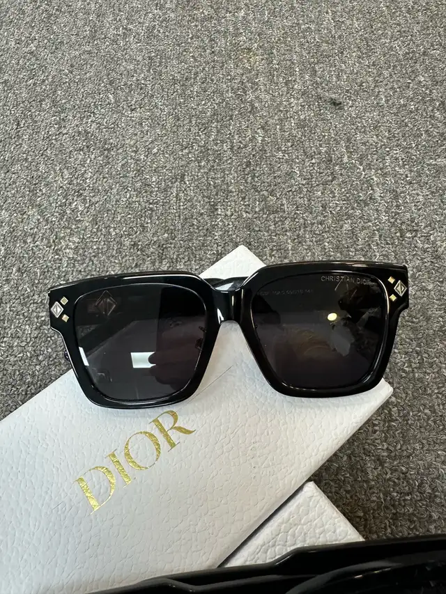 dior sunglasses  in Bags & Luggage in Mississauga / Peel Region - Image 6