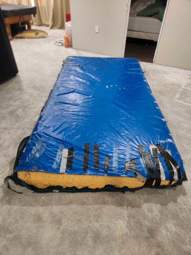 Large Crash pad / bouldering mat /gymnastics  in Other in Strathcona County - Image 3