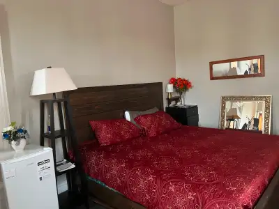 large master bedroom ， share bathroom ，male student， worker only