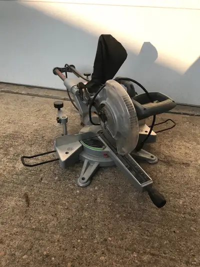 Genesis 10” sliding compound miter saw Excellent condition $175.00 204-799-1506
