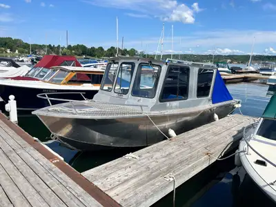 Very sturdy heavy gauge aluminum with new power. Honey Harbour area. Make great family boat or comme...