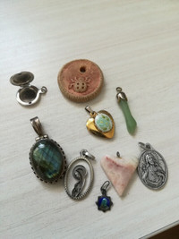 Lot de pendentifs vintage années 80