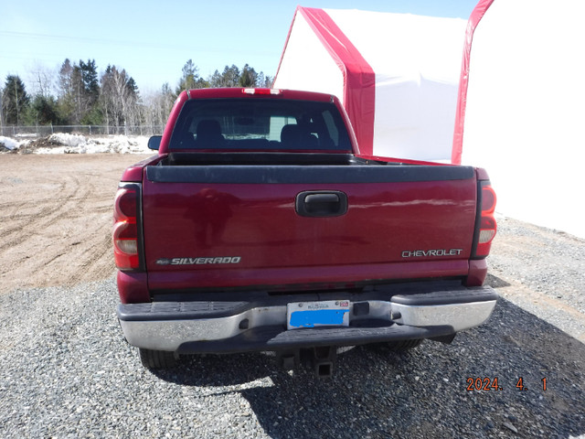 2005 Chevrolet Silverado 2500HD in Cars & Trucks in Moncton - Image 2