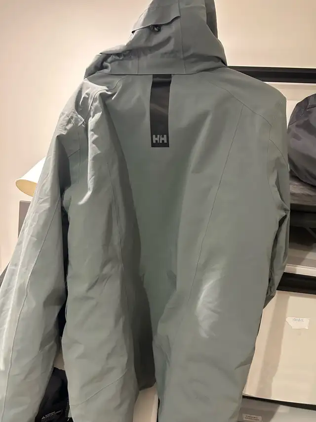 Helly Hansen men’s winter jacket large in Men's in City of Montréal - Image 3