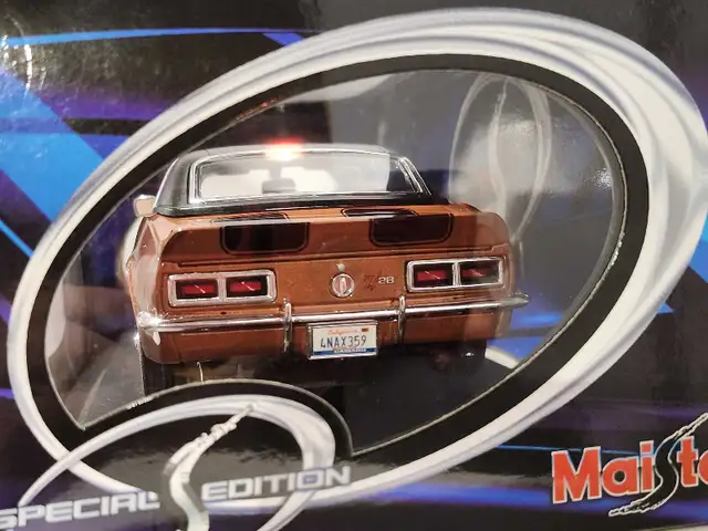 1968 Camaro Z/28 Coupe brown 1:18 diecast model  in Toys & Games in Edmonton - Image 7