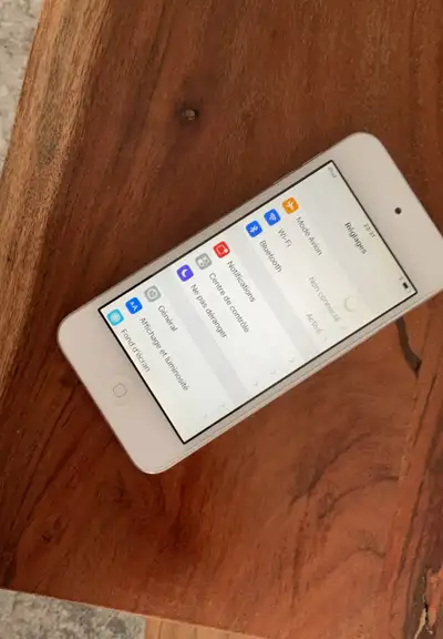 iPod Apple 32 gig, 5e génération, très peu servi, laisserais pour seulement $ 75.00 payable argent c...