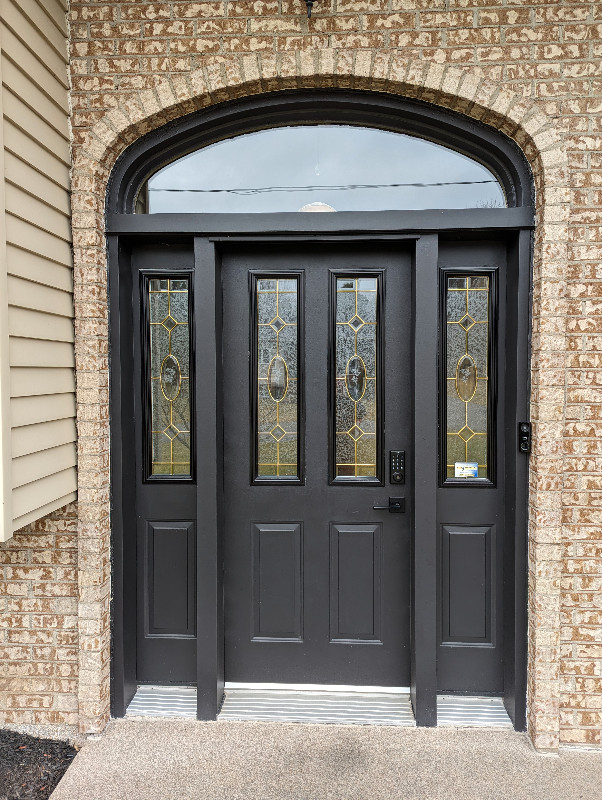 Porte de maison dans Portes, fenêtres et moulures  à Granby