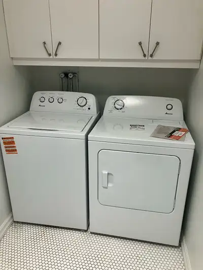 Loft à louer Non chauffé/ non éclairé 3eme étage Disponible maintenant Animaux à discuter 5 Électrom...