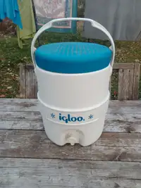 Igloo 2 Gallon Beverage Dispenser Cooler W/Tray