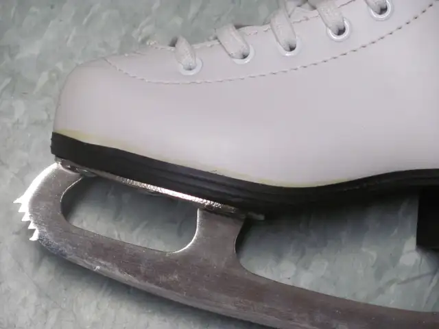 NEW WINNWELL Figure SKATES Size 10Y (Inner length 18.2cm/7.1'') in Skates & Blades in Muskoka - Image 6