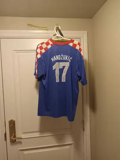 The soccer shirt for No. 17, Mario Mandžukić.