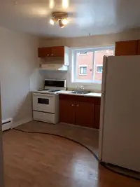 Comfortable 2 bed with balcony - avail June 1st