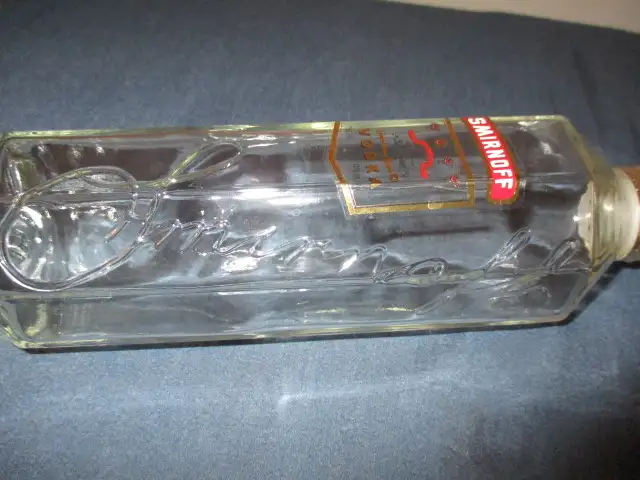 COLLECTIBLE SMIRNOFF VODKA BOTTLE-750 ML-DECANTER-SIGNATURE-RARE in Arts & Collectibles in Laval / North Shore - Image 10
