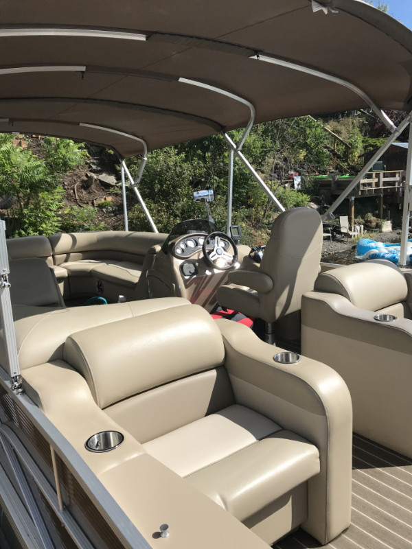 2015 Manitou Oasis 25SR w SHP Tri-Pontoon watercraft in Powerboats & Motorboats in Vernon - Image 4
