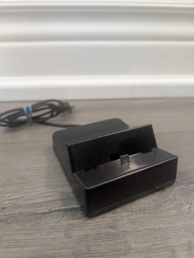 EUC - Desktop Micro USB Phone Charger  in General Electronics in Oshawa / Durham Region - Image 2