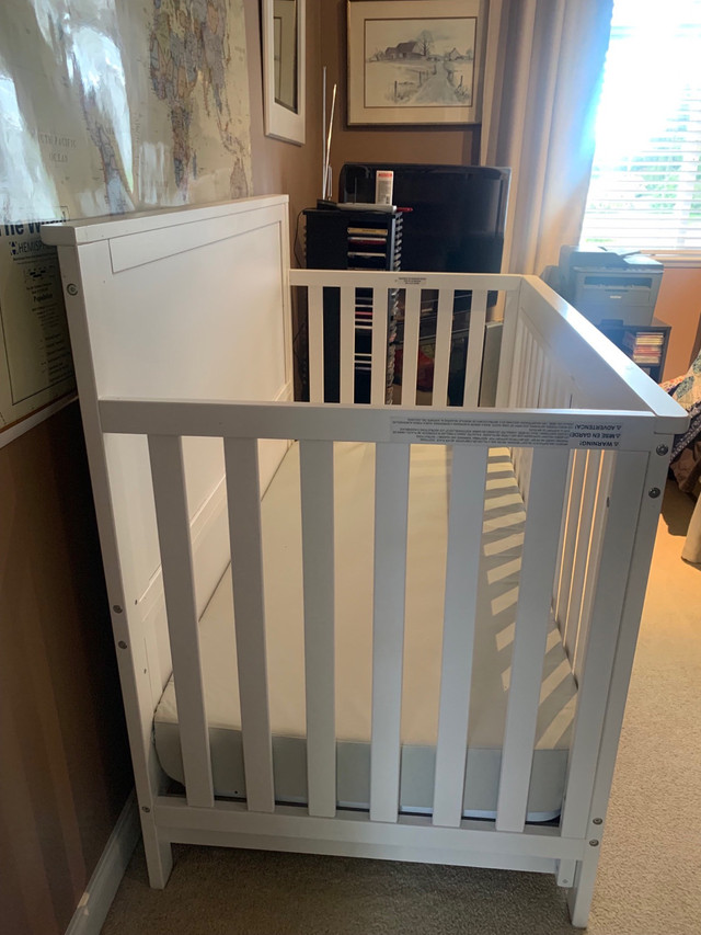 Ti Amo Wooden Crib with Drawer and Mattress in Cribs in Comox / Courtenay / Cumberland - Image 2