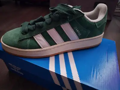 Adidas campus size 9. Selling it because I didn’t have the occasion to wear them. Comes with the box...