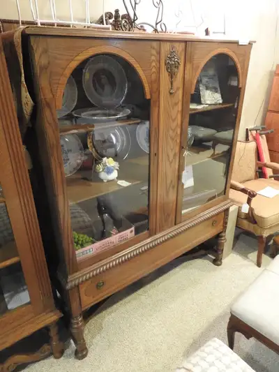 Attractive oak cabinet from the 1920's... can be used as a china cabinet, a display cabinet or bookc...