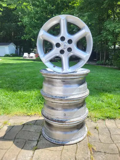 8 mag d'origine nissan 17 pouces. Un kit de 4 chrome et les 4 autres gris ,mais peinturé au plastiqu...