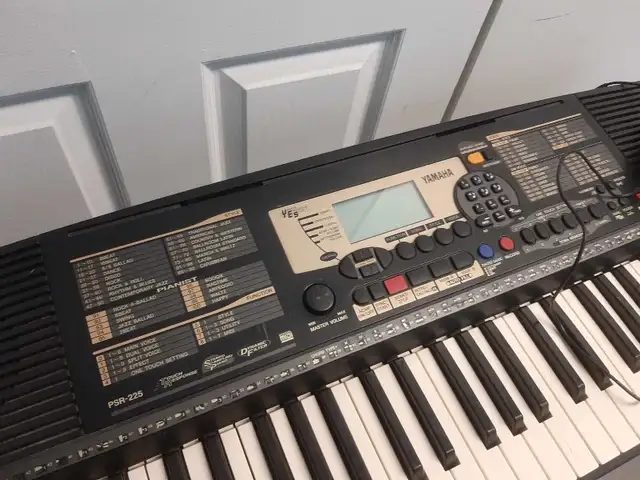 Yamaha PSR-225 keyboard with power supply in Pianos & Keyboards in City of Montréal - Image 3