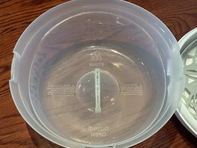 Munchkin steam guard microwave sterilizer in Feeding & High Chairs in Markham / York Region - Image 5