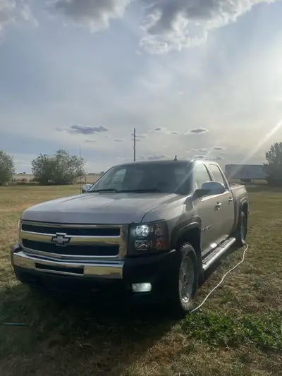 2009 Silverado No problems except has airbag light. New D/s front wheel bearing New brake pads on fr...