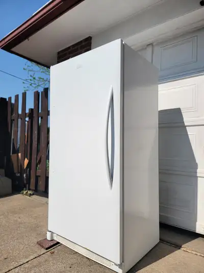 40$ FRIGIDAIRE FRIDGE FREEZER to fix or for parts, all parts are like new condition, fridge is 12 ye...