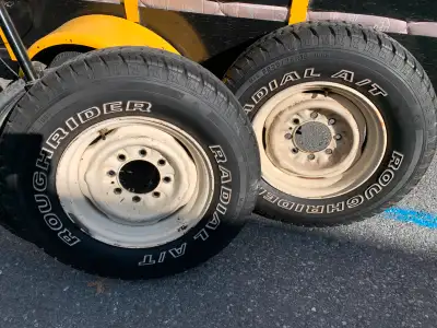 2 pneus d'hiver Rough Rider P235 / 75R16 à 8/32. Monter sur 2 très beau rim / jante