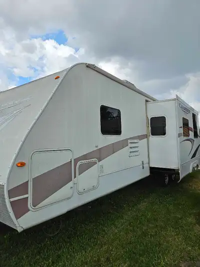 2010 Crossroads RV Cruiser CTX Cruiser Ctx 30QBX 36ft. 1 big slide out, sleeps 4 in the back, has sm...