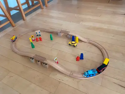 Maison sans tabac Avec deux ponts, figurines, taxi, trains et arbres Locomotive de Thomas le train W...