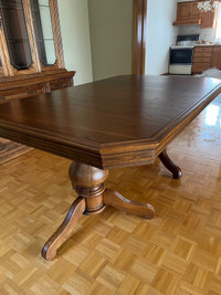 New Solid oak dining table with 2 leaves 
