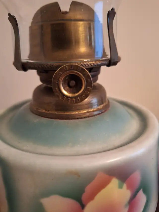 Vintage Manhattan Brass Co oil lamp.  Includes wick.63654758819201123