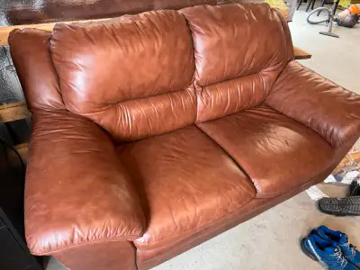 Divan 2 places. - Très confortable - A servi beaucoup dans les dernières années - Le cuir est visibl...