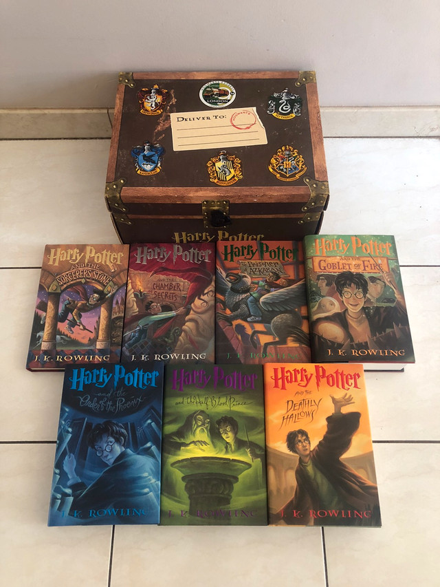 HARRY POTTER HARDCOVER COMPLETE BOOK SET IN COLLECTIBLE CHEST in Arts & Collectibles in City of Toronto - Image 4