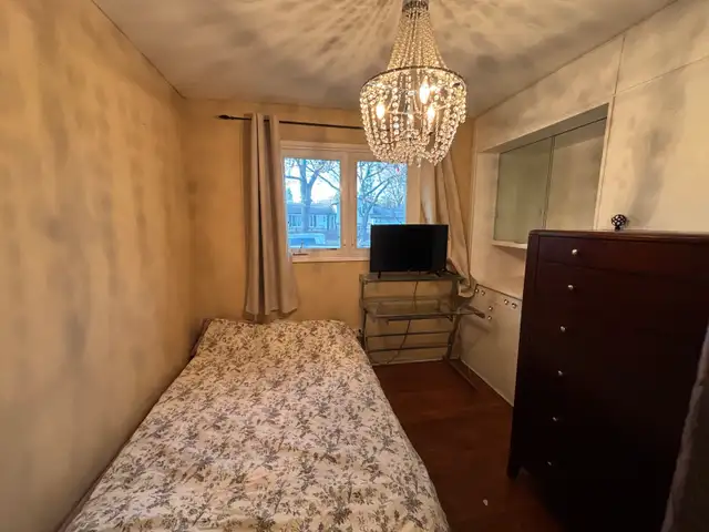 Room to rent! 5 min walk to U of M! male student!