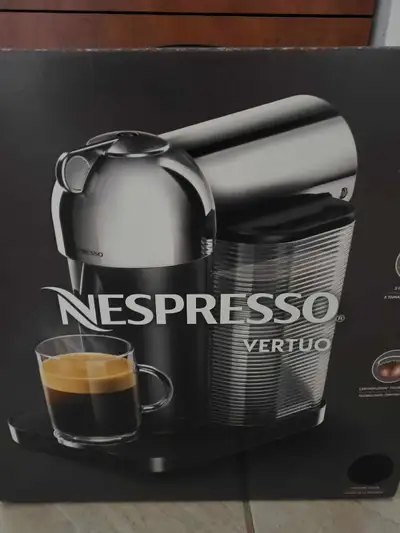 Cette machine à café Nespresso Vertuo est prête à préparer vos boissons favorites grâce à sa technol...