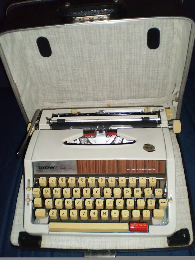 Portable Manual Typewriter, Brother Echelon 89, 1970 in Arts & Collectibles in City of Toronto - Image 3