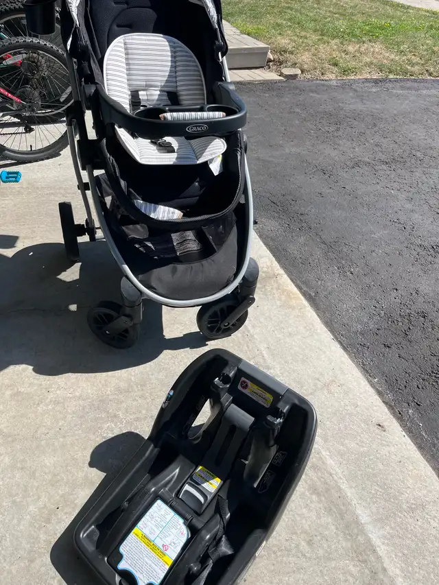 Complete package - Graco stroller + car seat BASE + car seat in Strollers, Carriers & Car Seats in Markham / York Region - Image 3